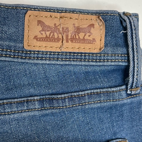 Women's Levi's® Classic Straight-Leg Jeans - Picture 7 of 9